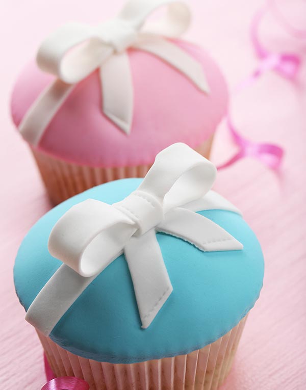 Cupcake surprise rose et bleu pour gendre reveal party en Guadeloupe